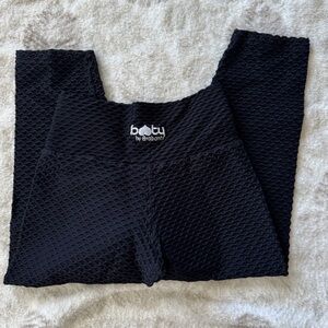 Black Textured “croco” cropped leggings